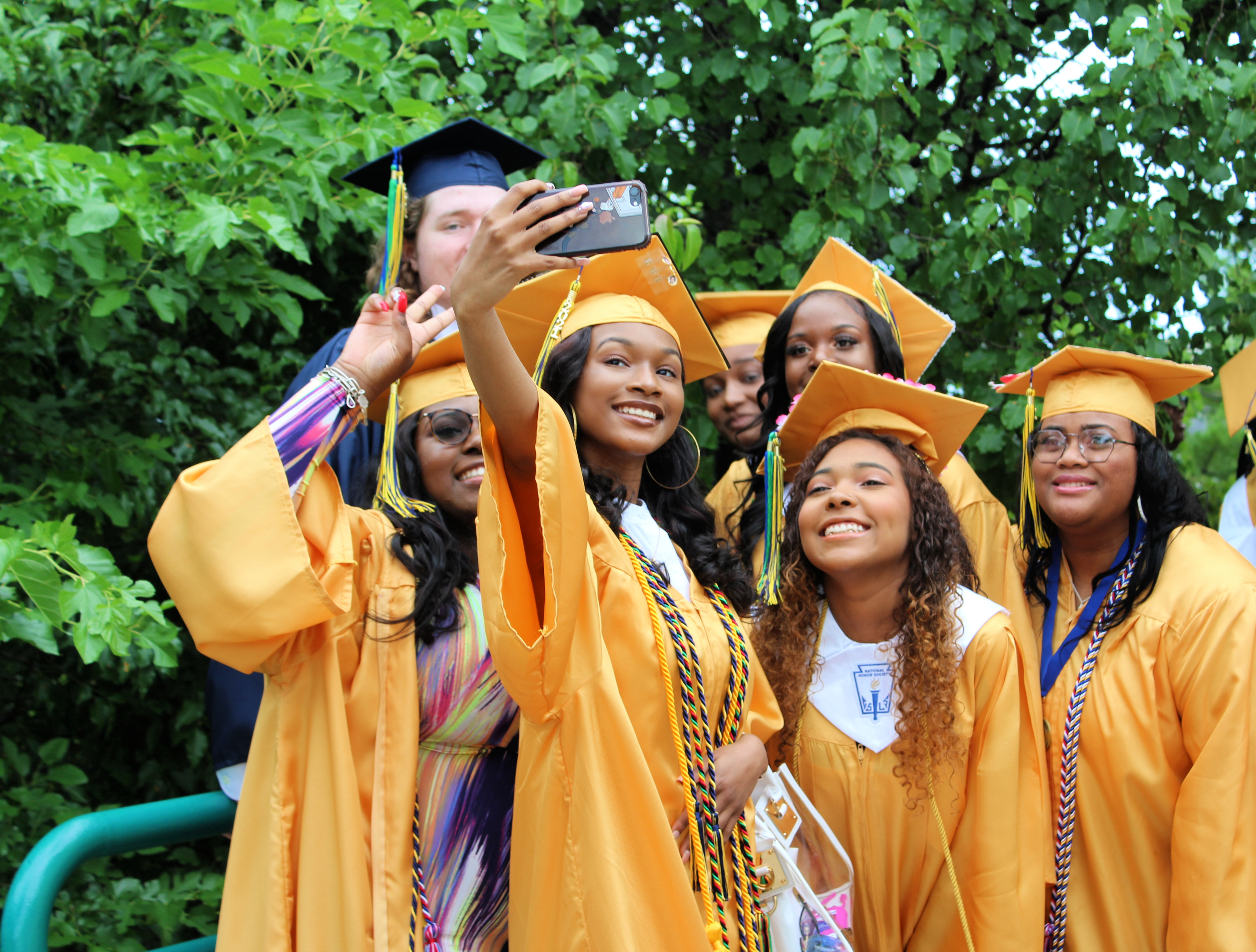 2021 U Graduation--lady grads take selfie before going in